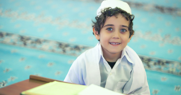 Schüler sitzt im islamischen Religionsunterricht
